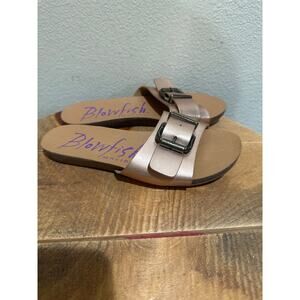 Blowfish Malibu gold size 6 sandals